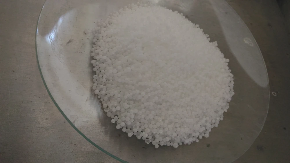 Hydroxid sodný min. 99% mikroperly 500 g