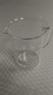 Kádinka nízká s uchem a výlevkou 600 ml